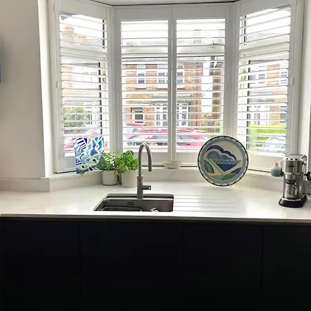 Our Beautifully Renovated Home Chichester Exterior photo